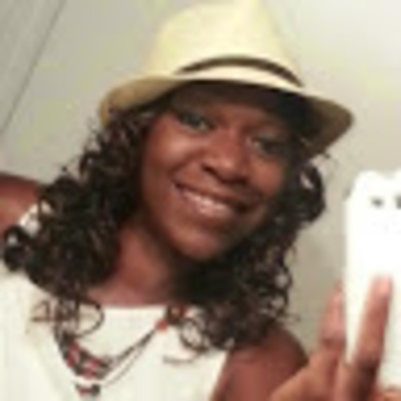 Meet your Posher, Eneshia - Picture 1 of 1